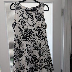 Size L Black and White floral midi dress